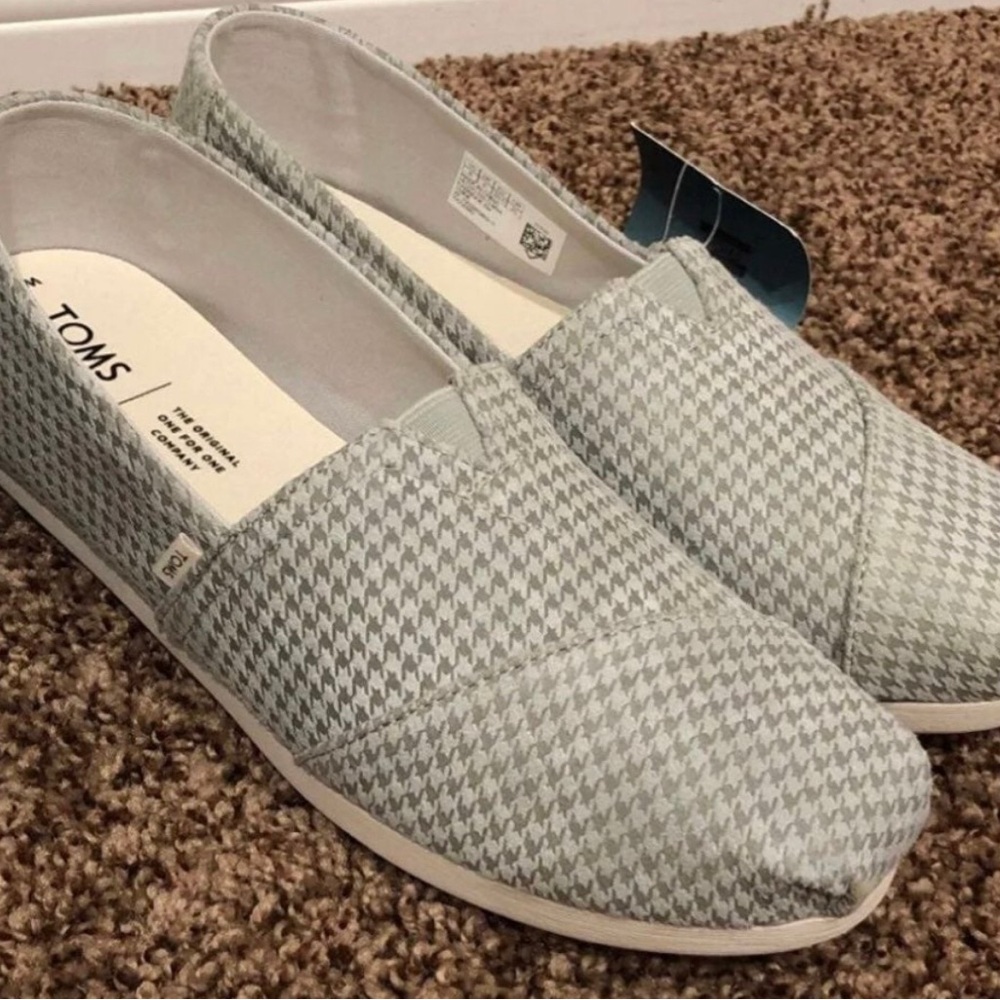 TOMS Women's Gray Slip-On Shoes size 8